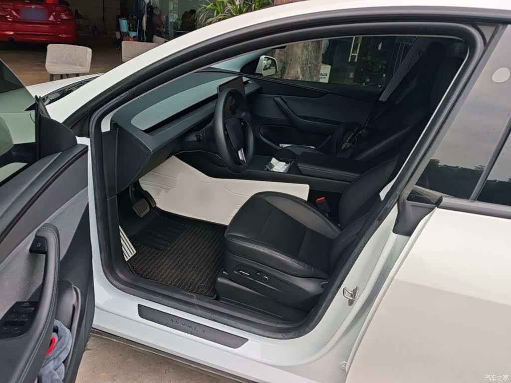 Tesla Model Y, 2025 11