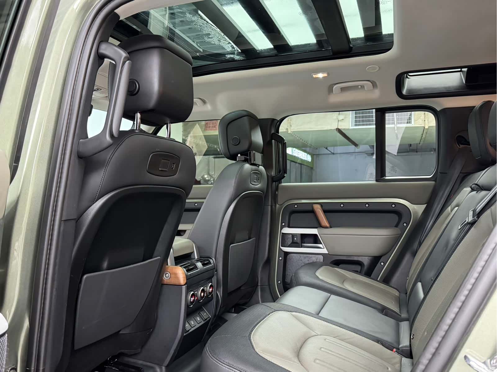 Land Rover Defender, 2022 11