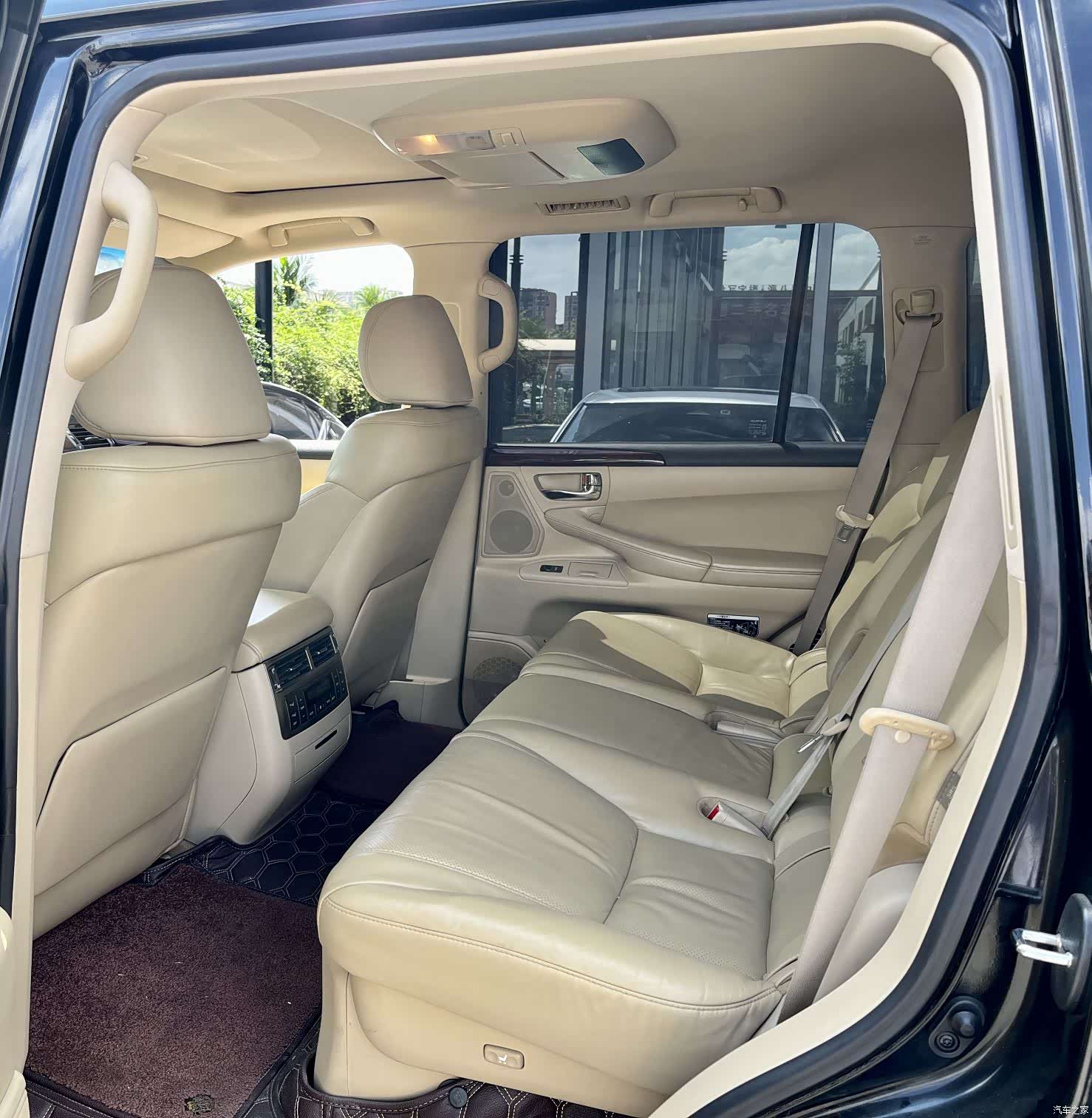Lexus LX, 2011 8