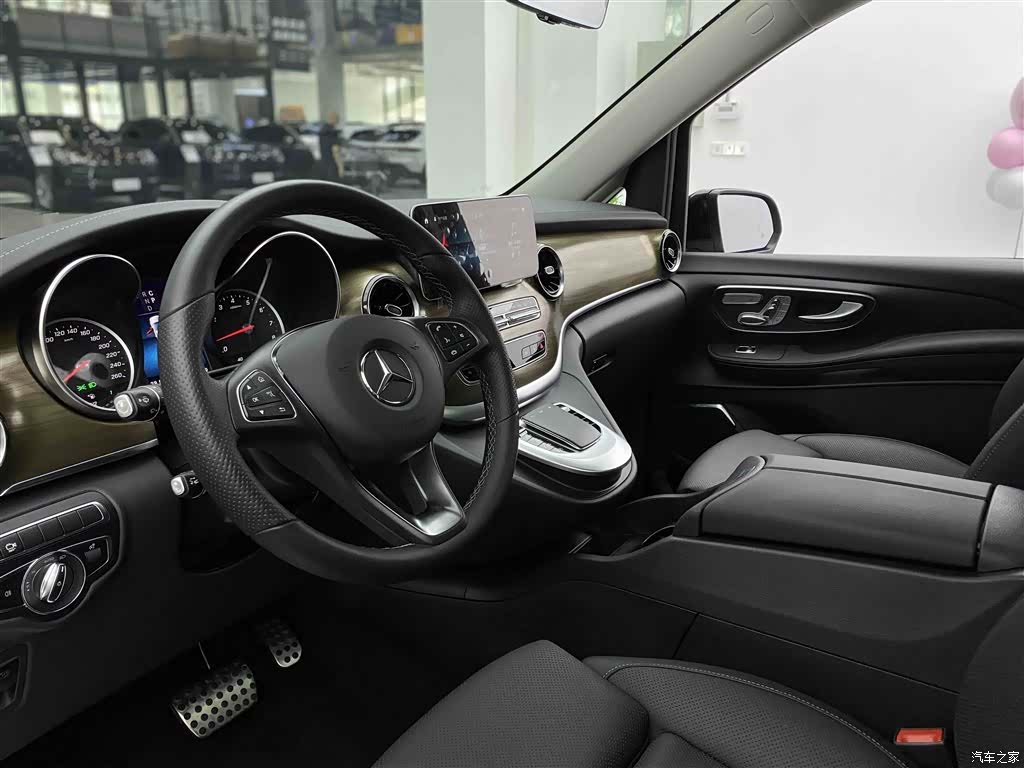 Mercedes-Benz V-Class, 2024 6