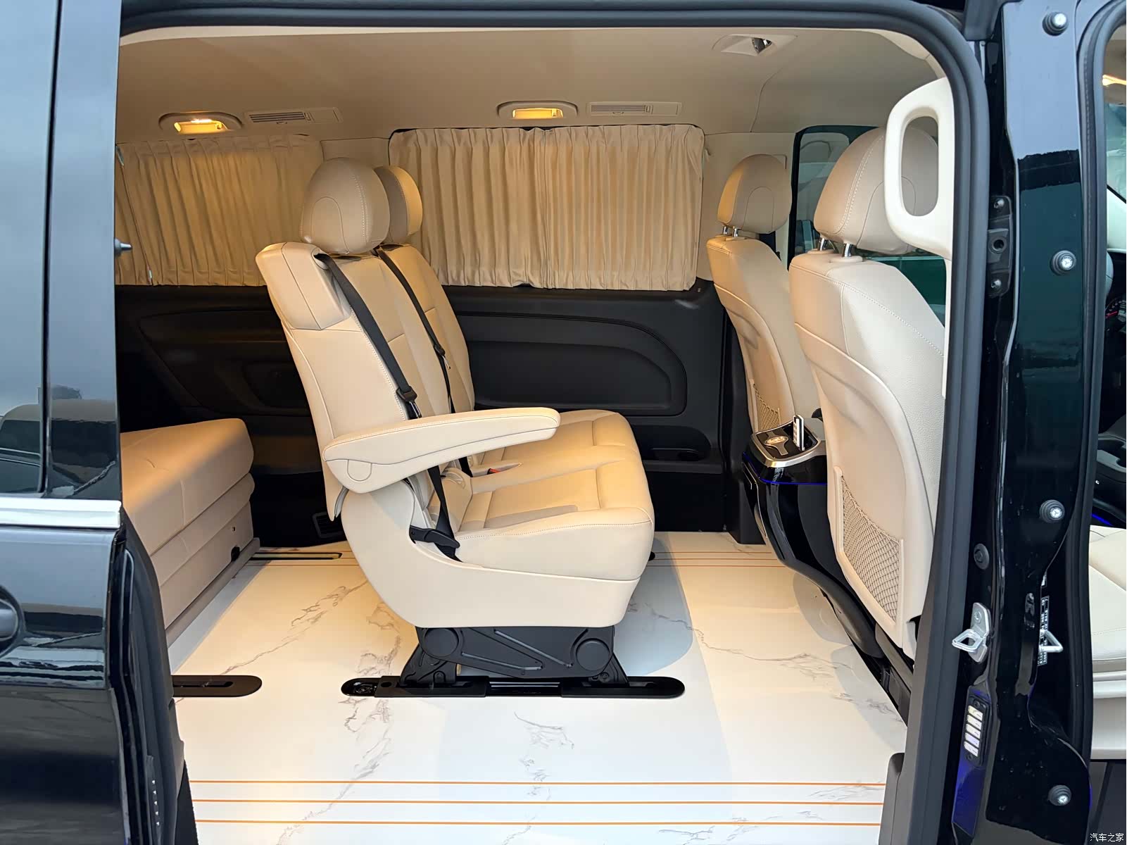Mercedes-Benz 7, 2025 23