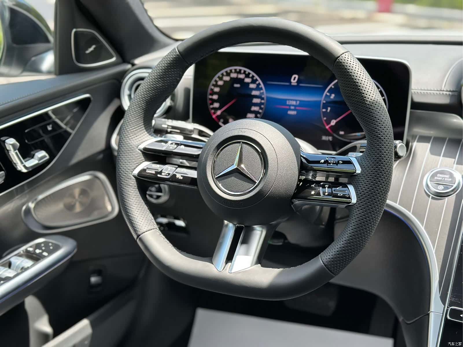 Mercedes-Benz C-Class, 2024 13