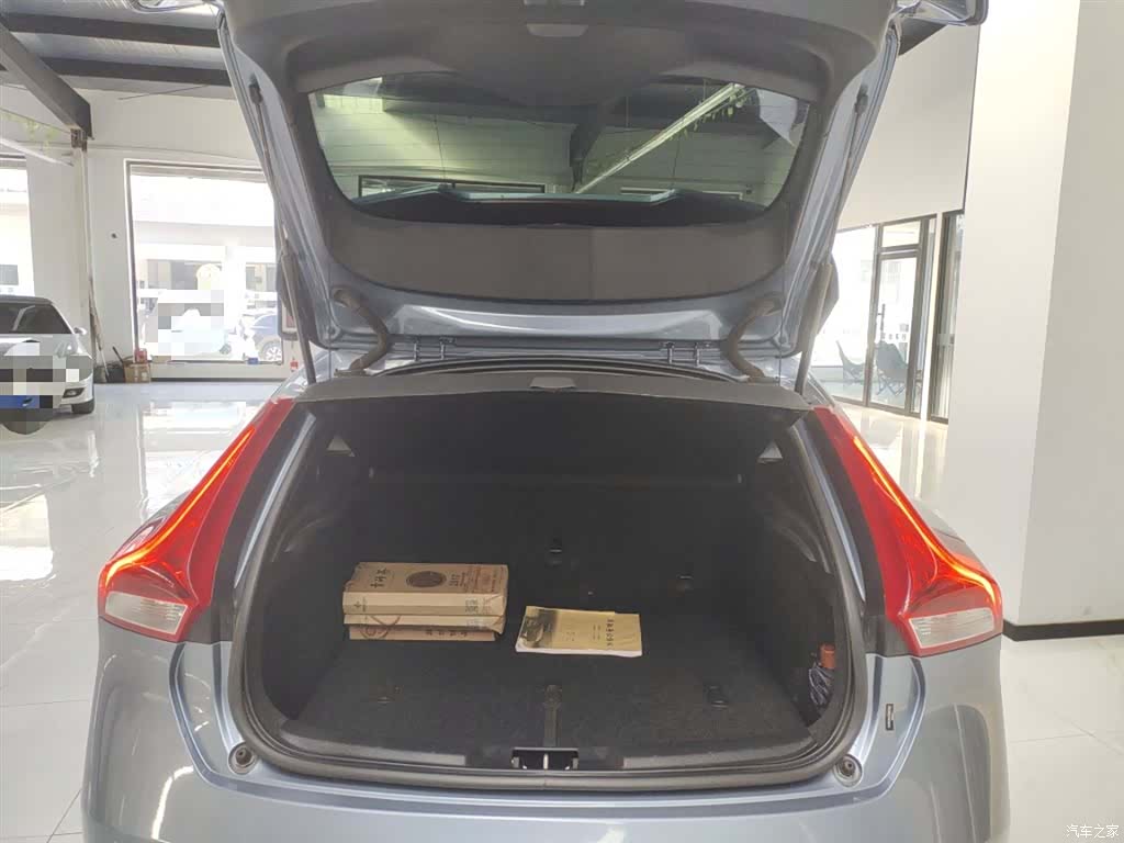 Volvo V40, 2018 19