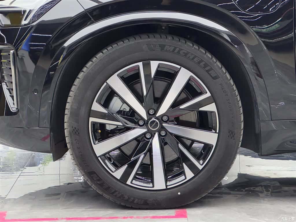 Volvo XC90, 2025 4