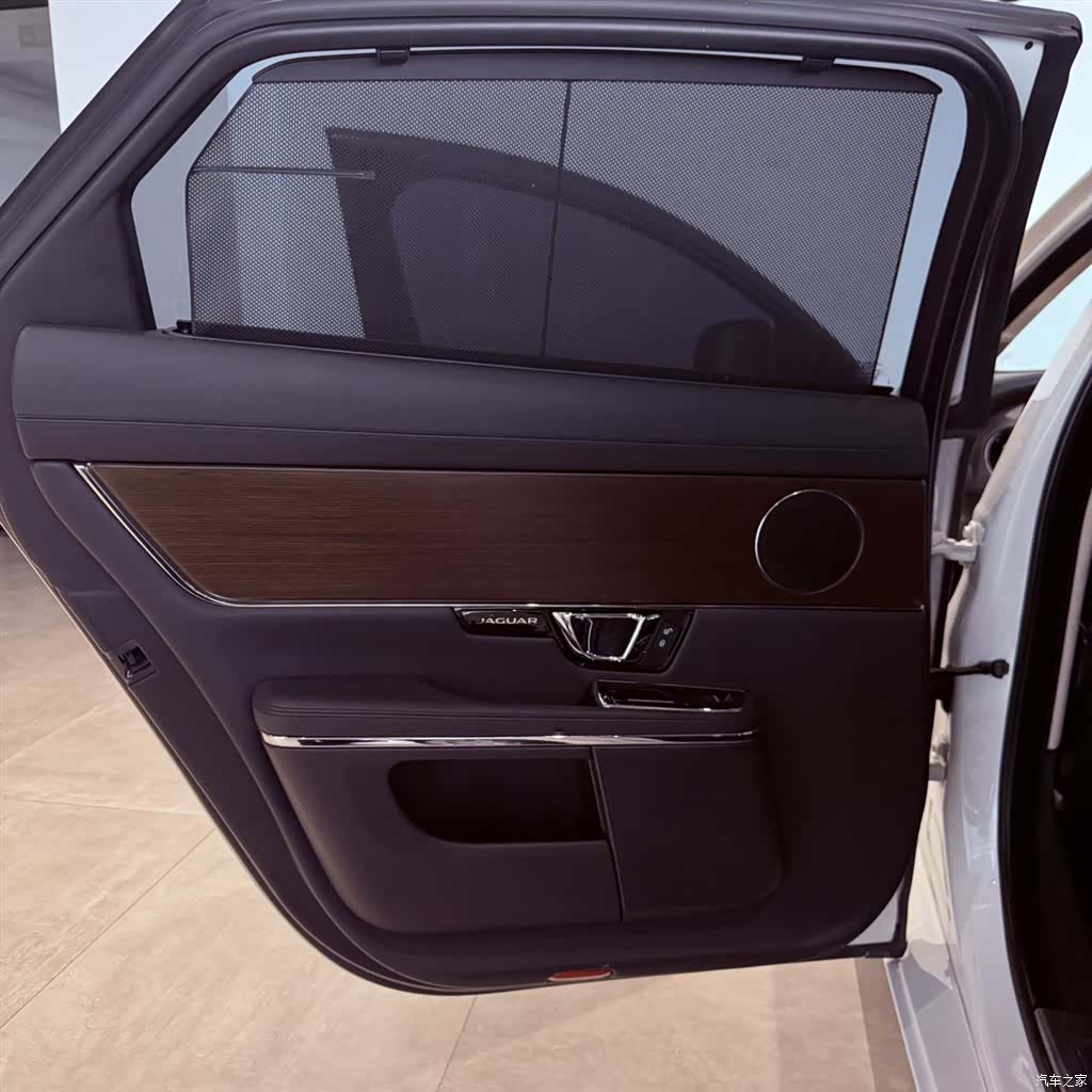 Jaguar XJ, 2017 9