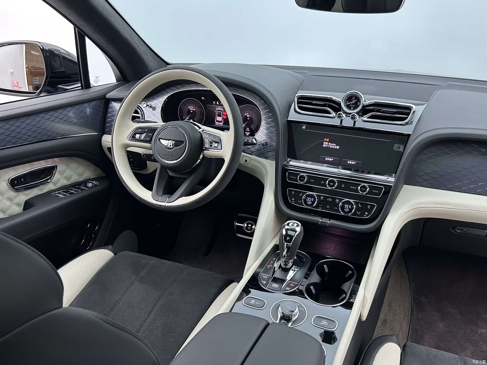 Bentley Bentayga, 2023 6