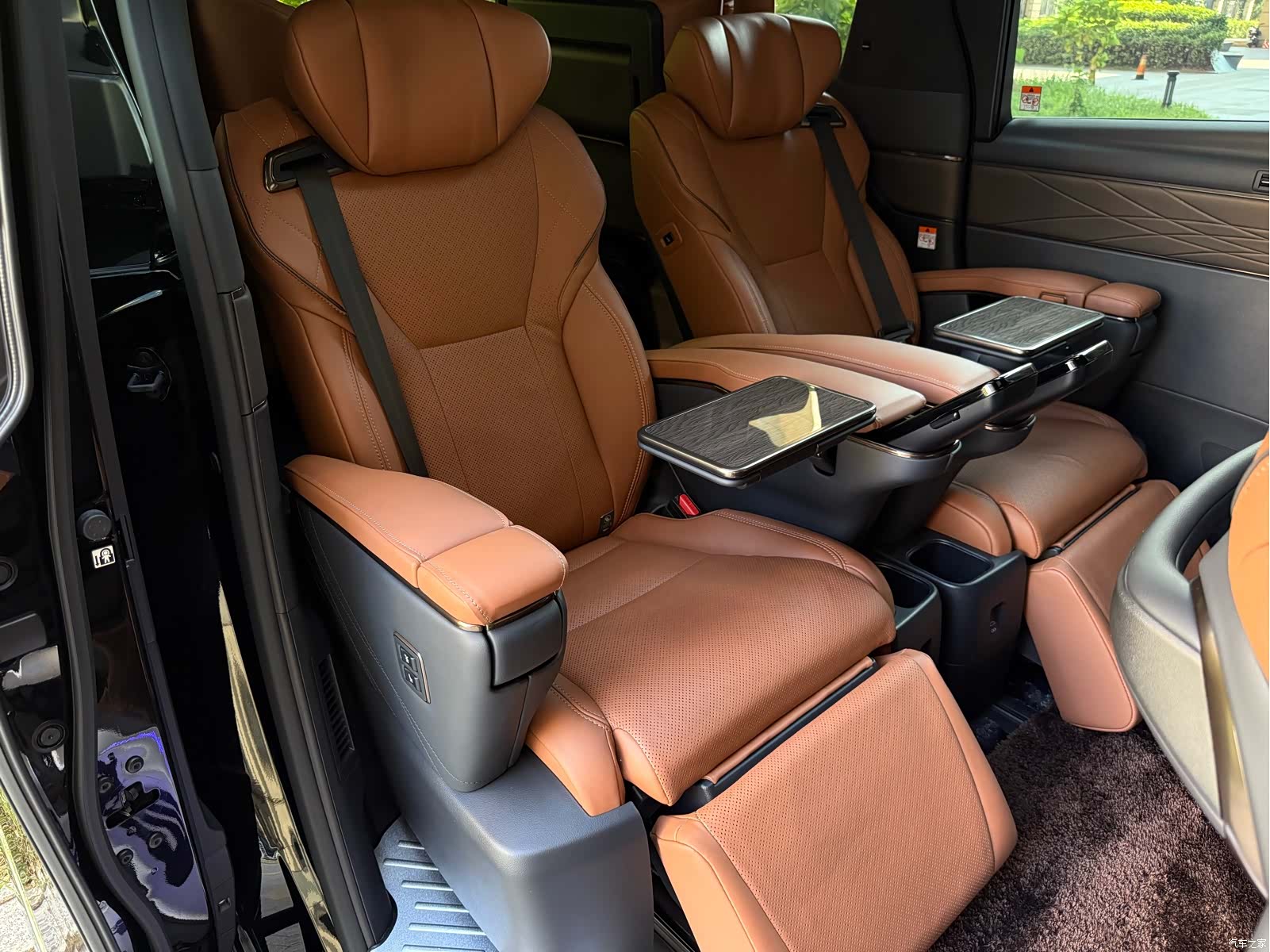Toyota Alphard, 2025 11