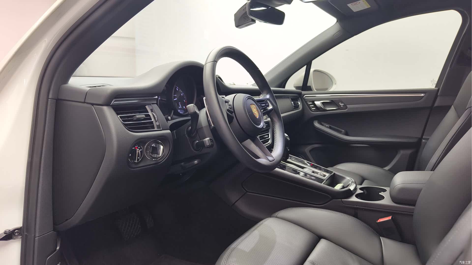 Porsche Macan, 2024 10
