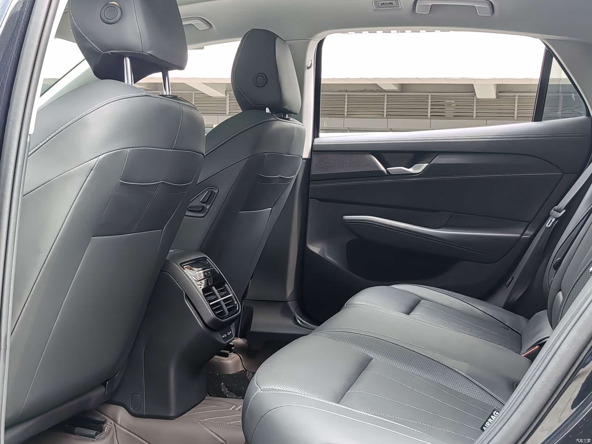 Volkswagen Passat, 2025 15