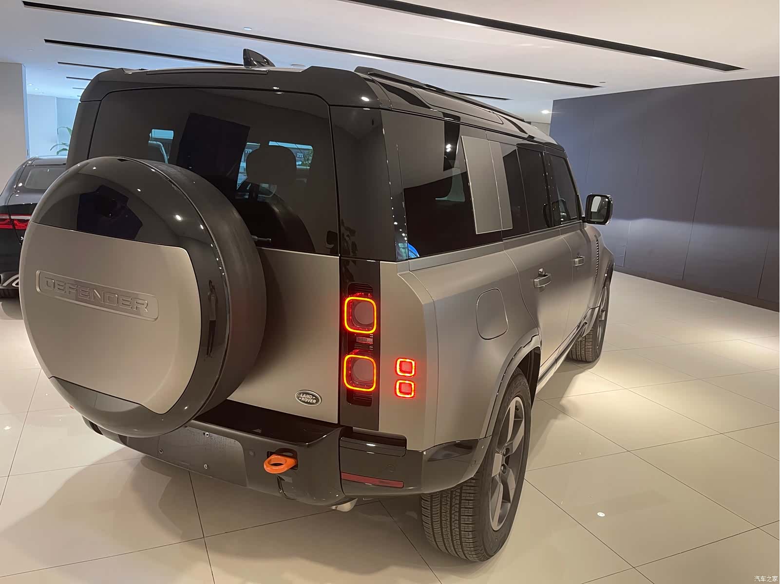 Land Rover Defender, 2024 3