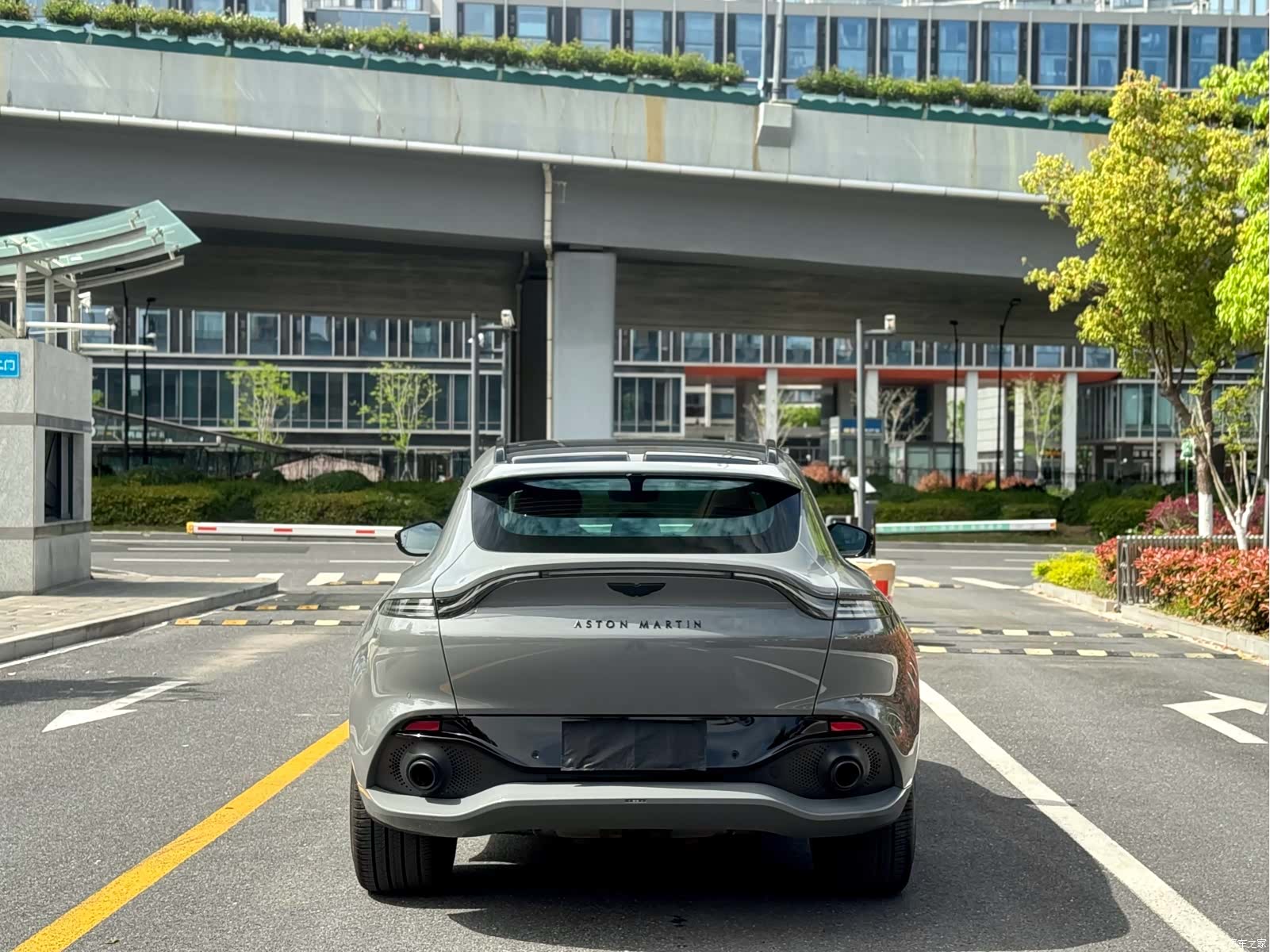 Aston Martin DBX, 2023 8