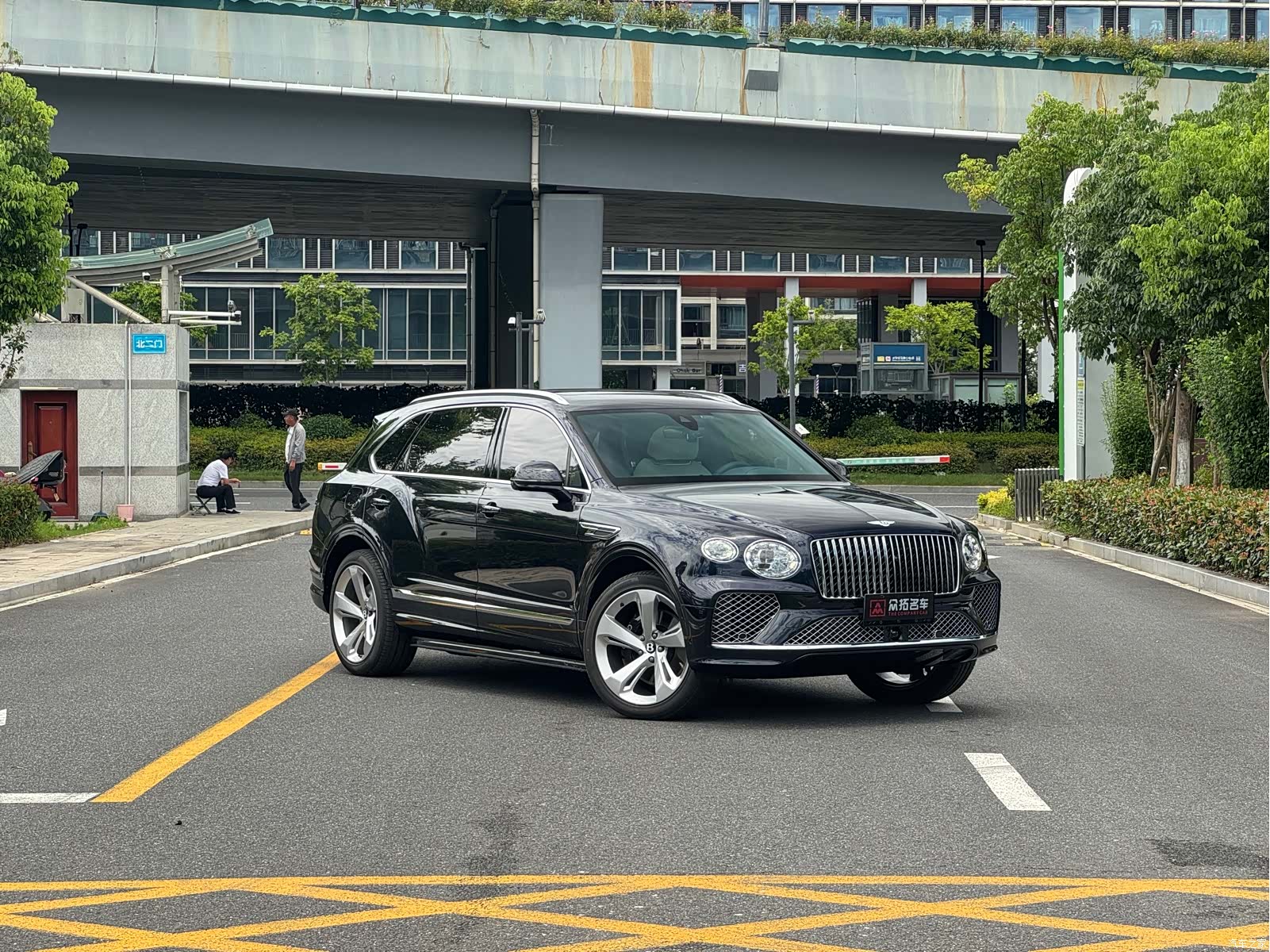 Bentley Bentayga, 2024 3