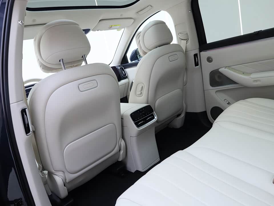 AITO Ask the world M8