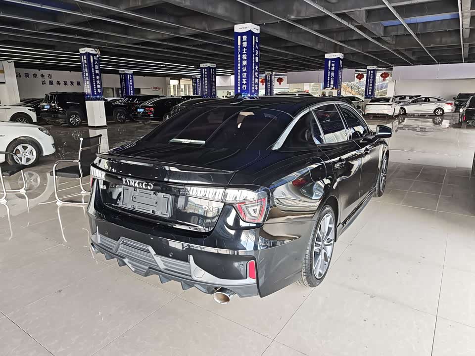 Lynk & Co 03
