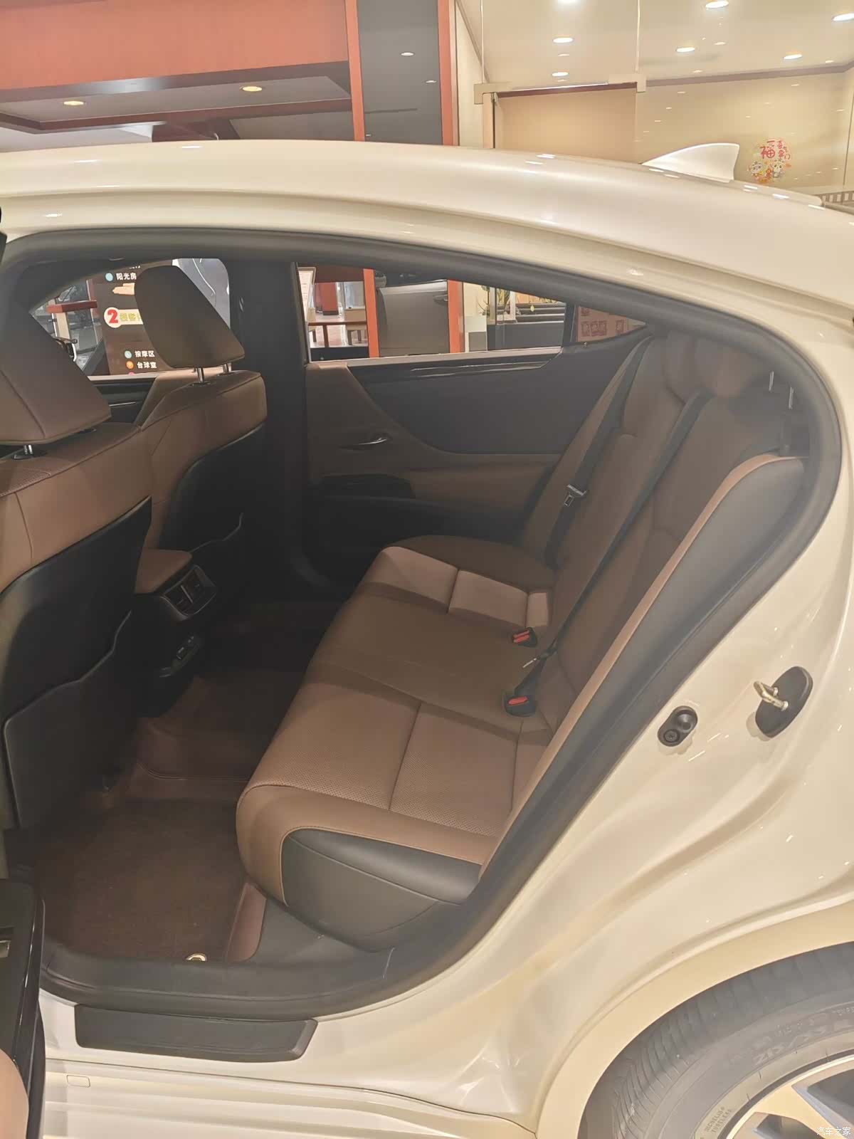 Lexus ES, 2024 4
