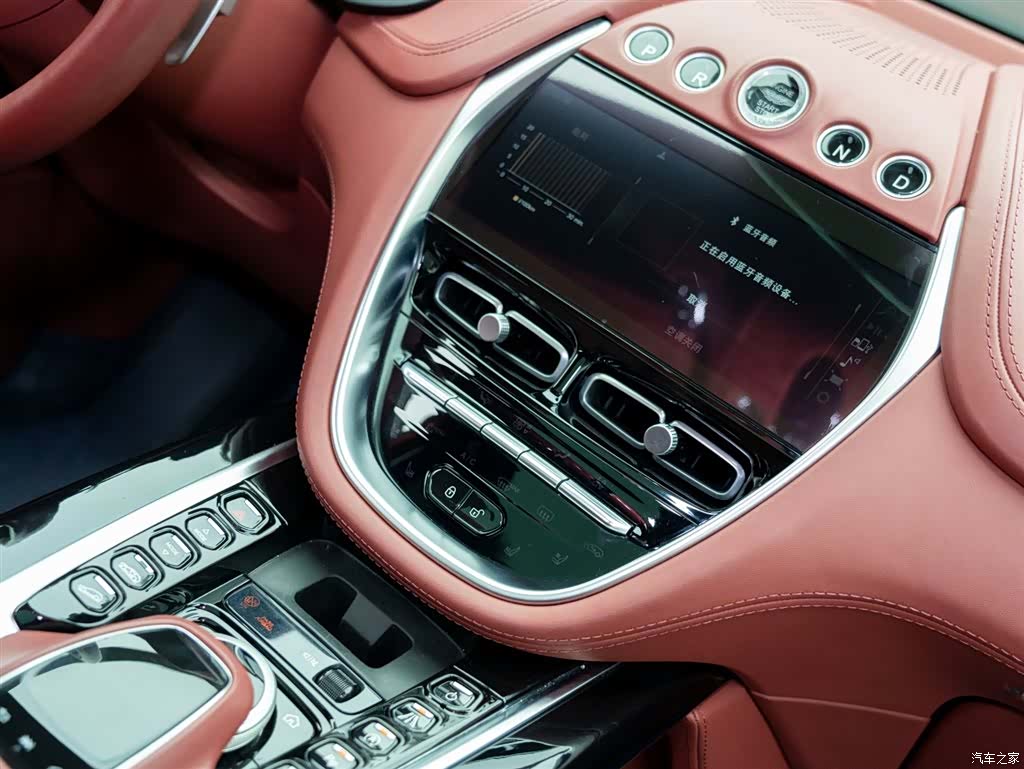 Aston Martin DBX, 2023 13