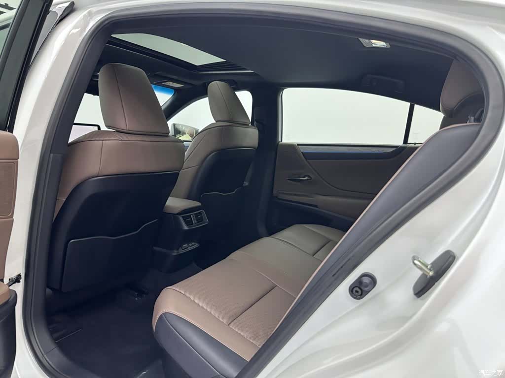 Lexus ES, 2025 21
