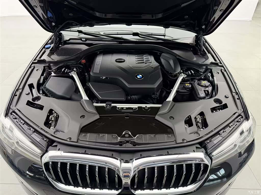 BMW 5 Series, 2023 28
