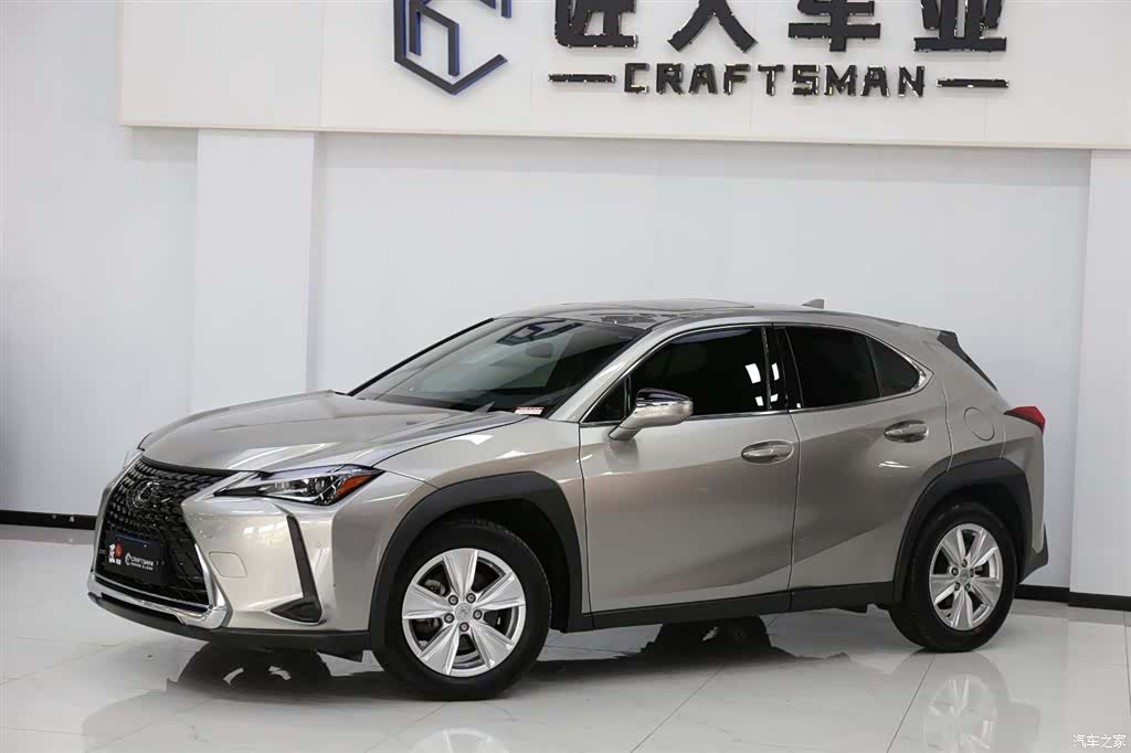 Lexus UX, 2022 3