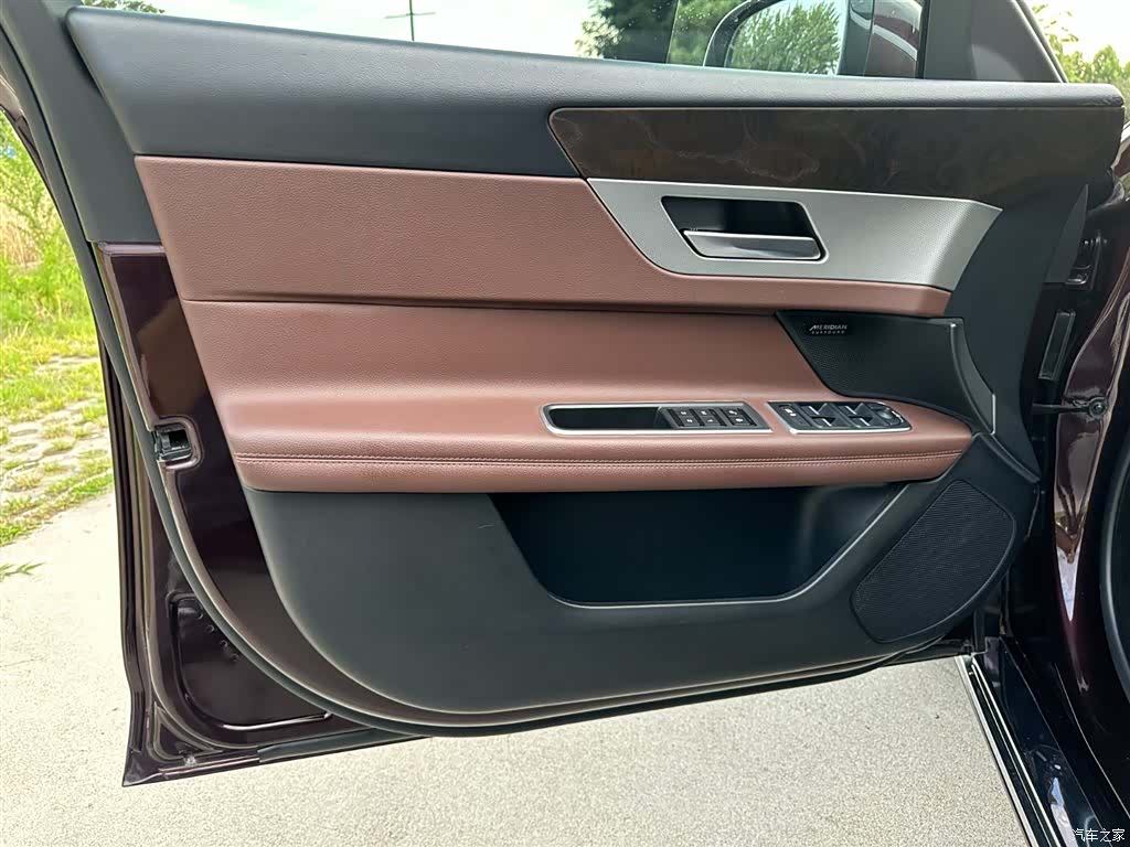 Land Rover XFL, 2019 12