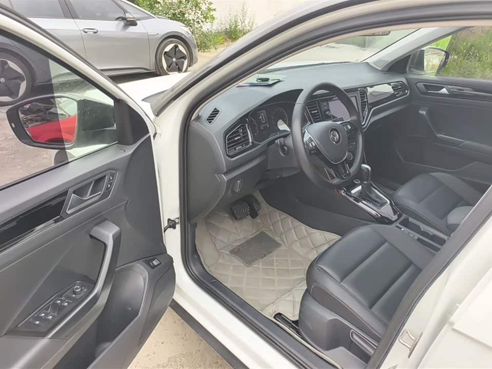 Volkswagen T-ROC exploring Songs