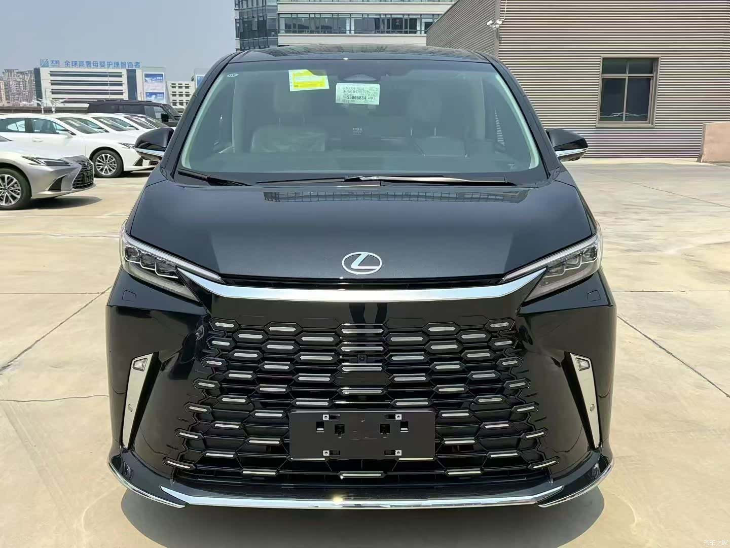 Lexus LM, 2025 10