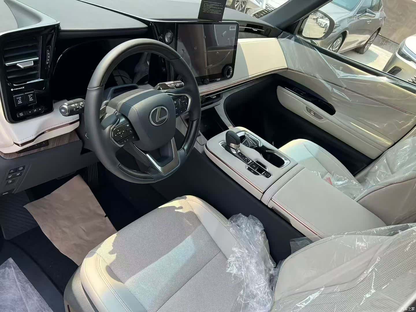 Lexus LM, 2025 12
