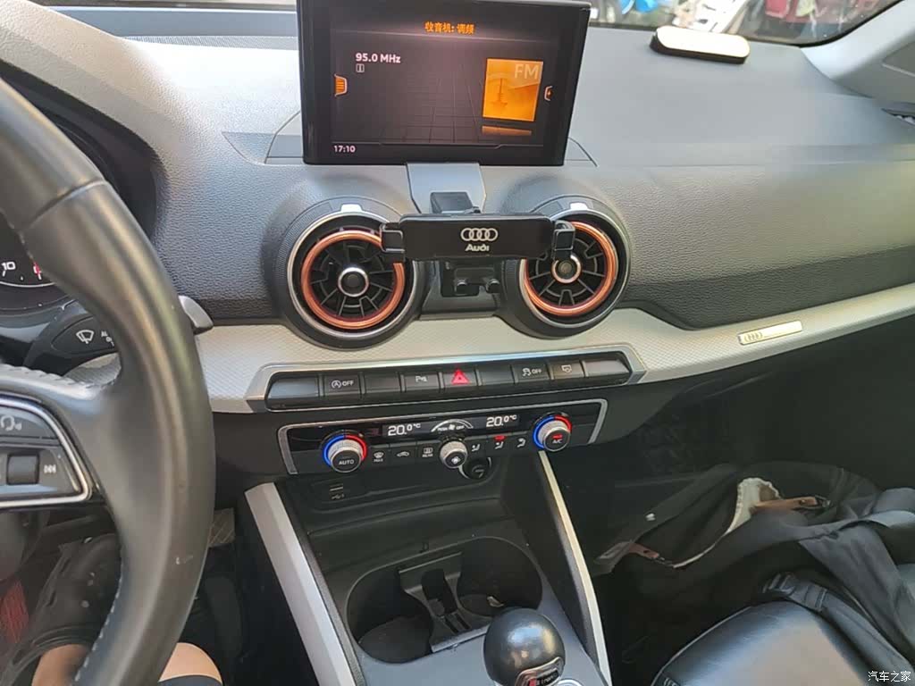 Audi Q2L, 2019 13
