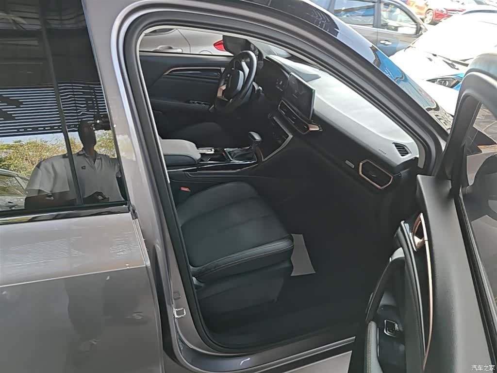 Wuling RS-5, 2019 25