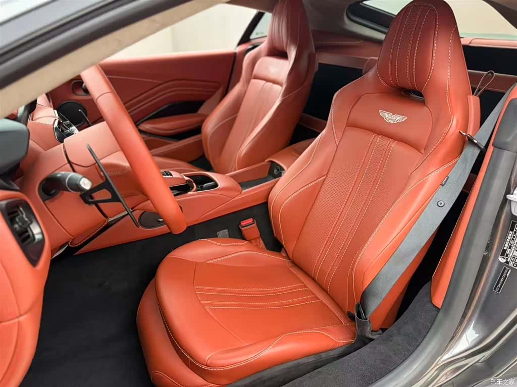 Aston Martin Vantage, 2019 все фото