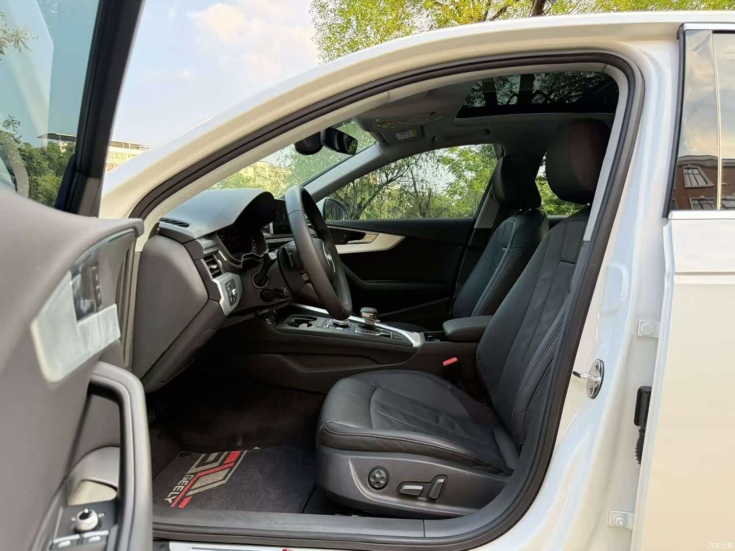 Audi A4L, 2019 все фото