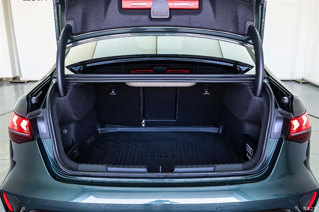 Audi Flying Spur, 2025 6