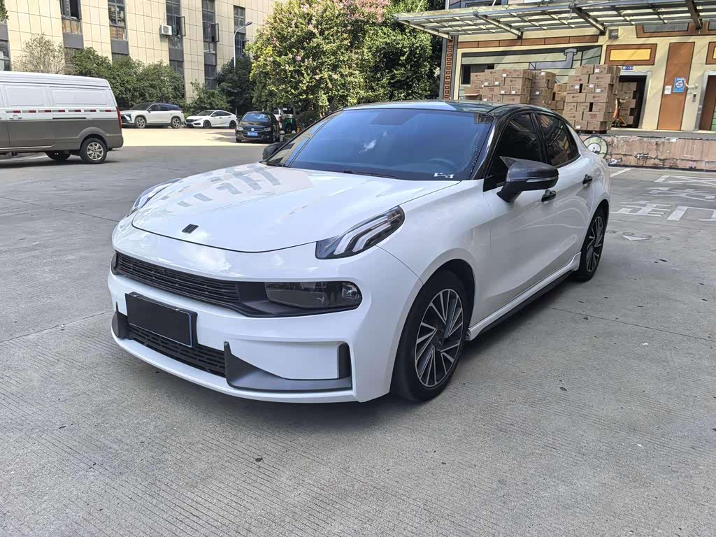 Lynk & Co 03