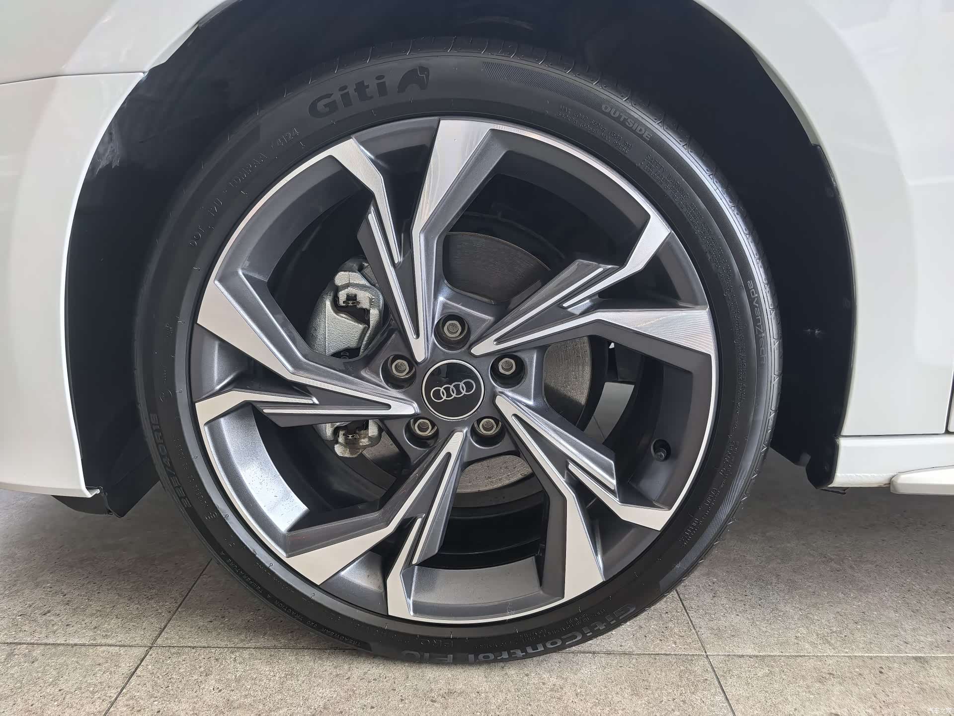 Audi Flying Spur, 2025 3