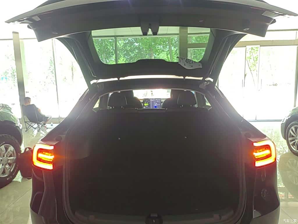 Tesla Model Y, 2023 19