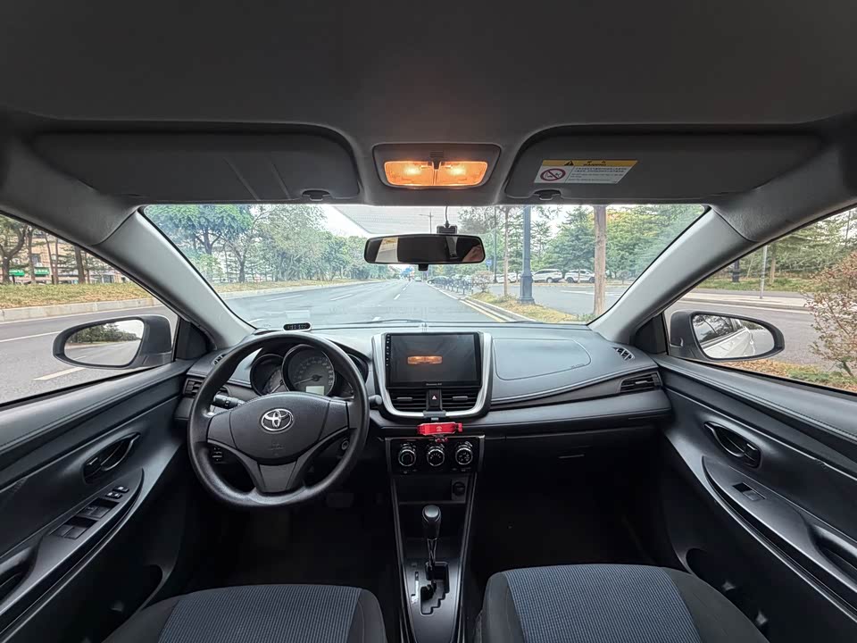 Toyota YARiS L to enjoy