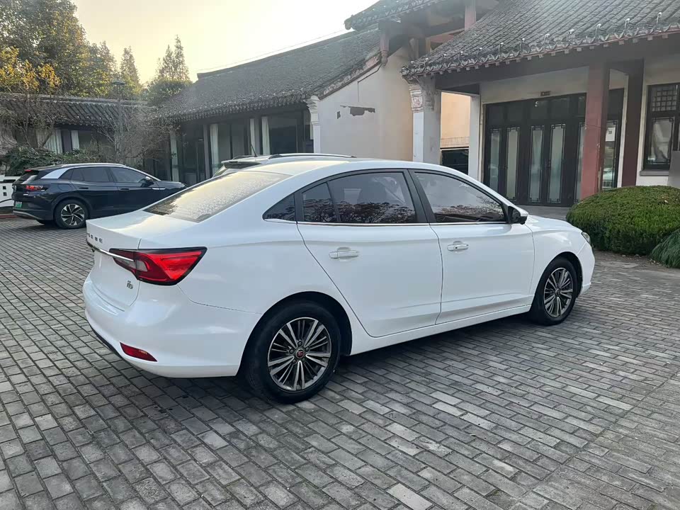 Roewe i5