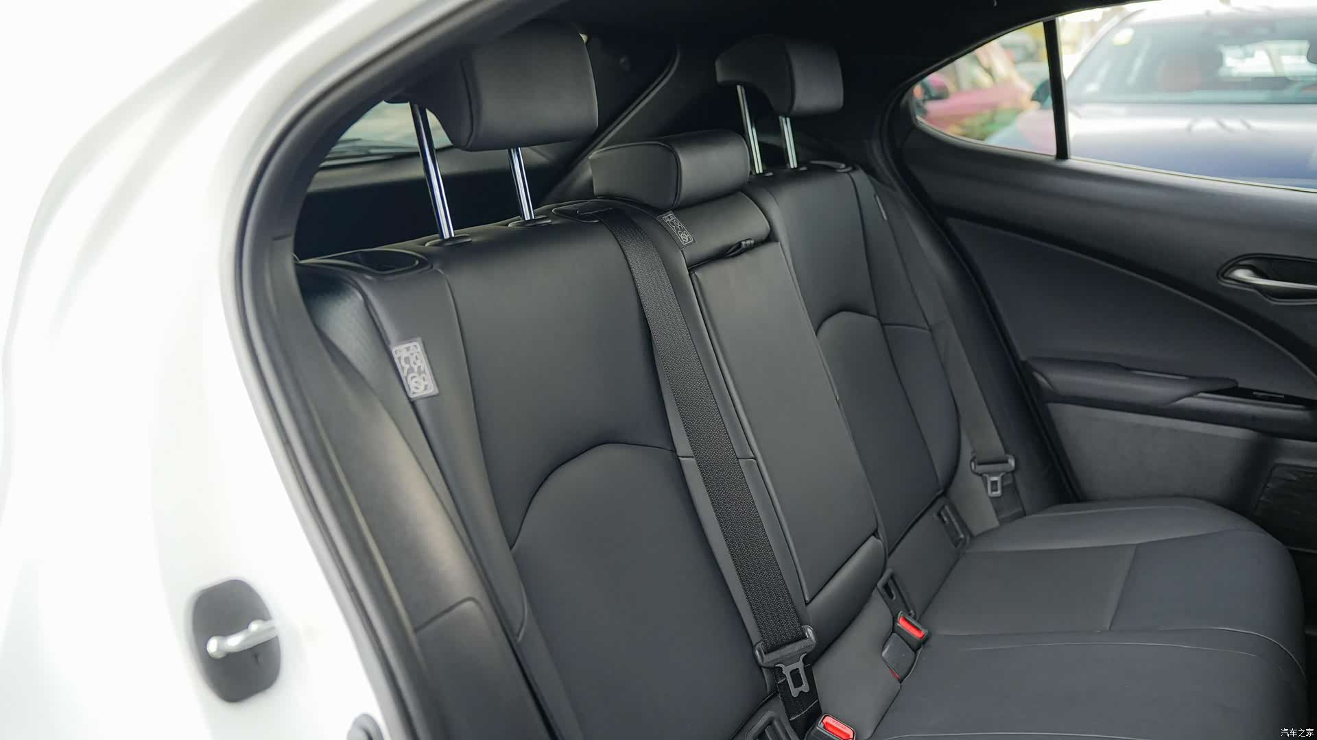 Lexus UX, 2023 15