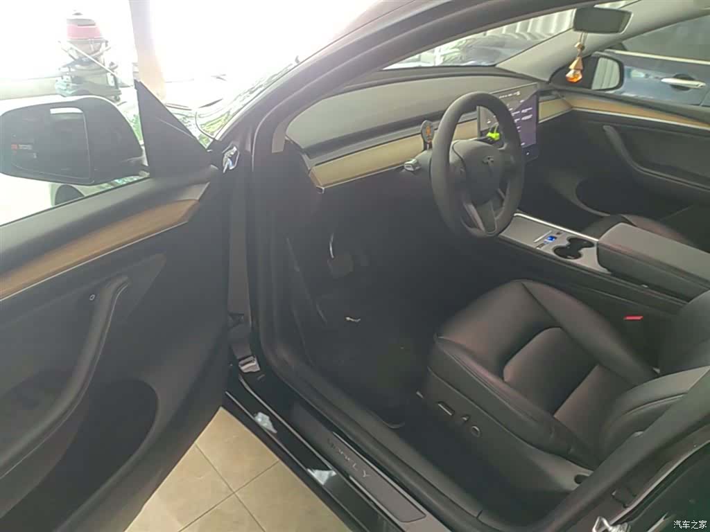 Tesla Model Y, 2023 16