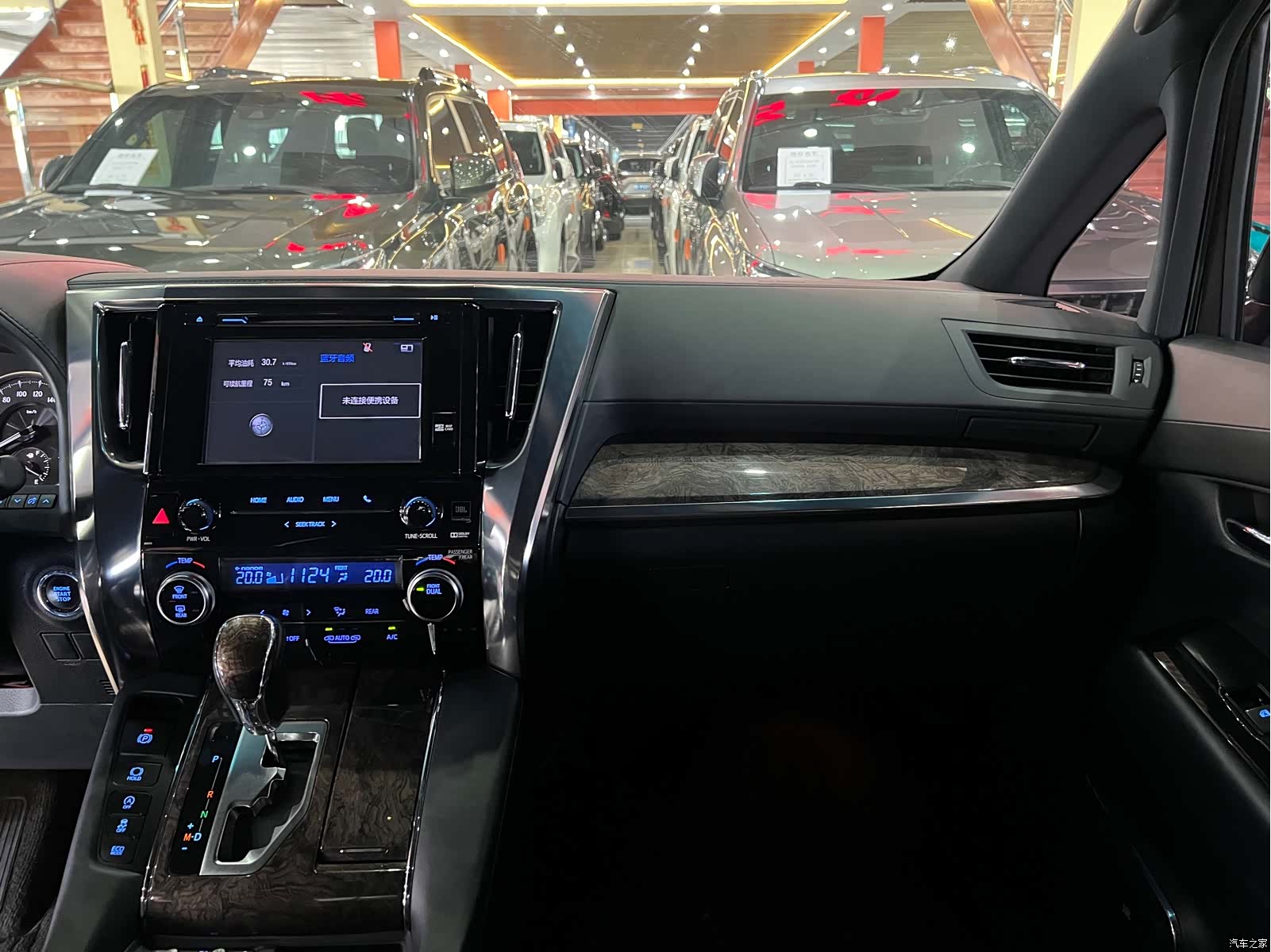 Toyota Alphard, 2018 9