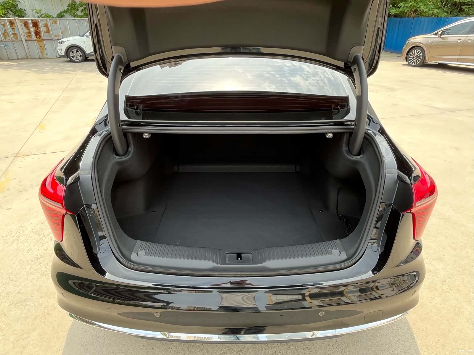 Hongqi H5, 2024 18