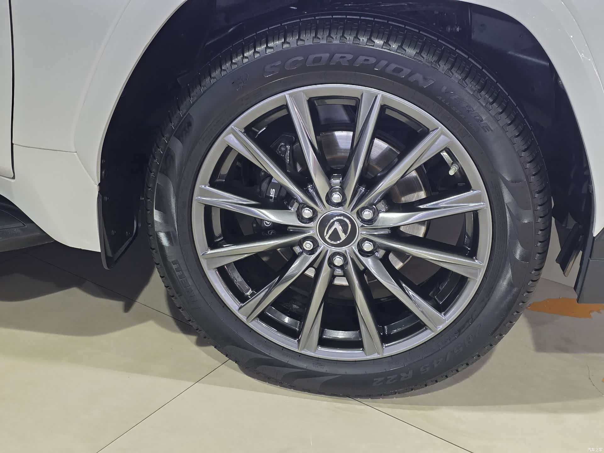 Lexus LX, 2023 23