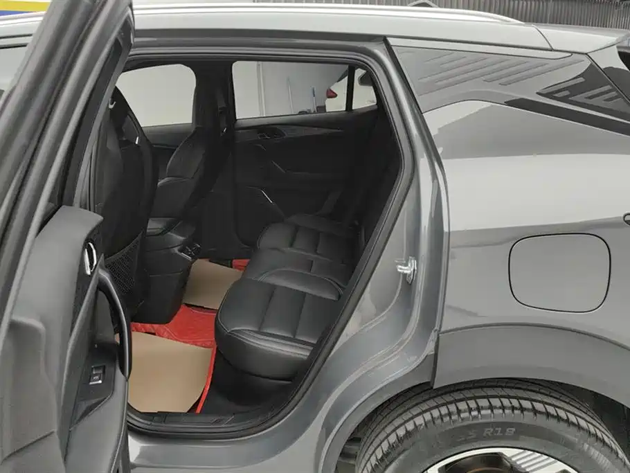 Lynk & Co 06 Lynk & Co 06
