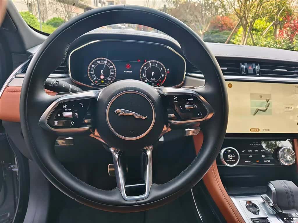 Jaguar F-PACE, 2025 11