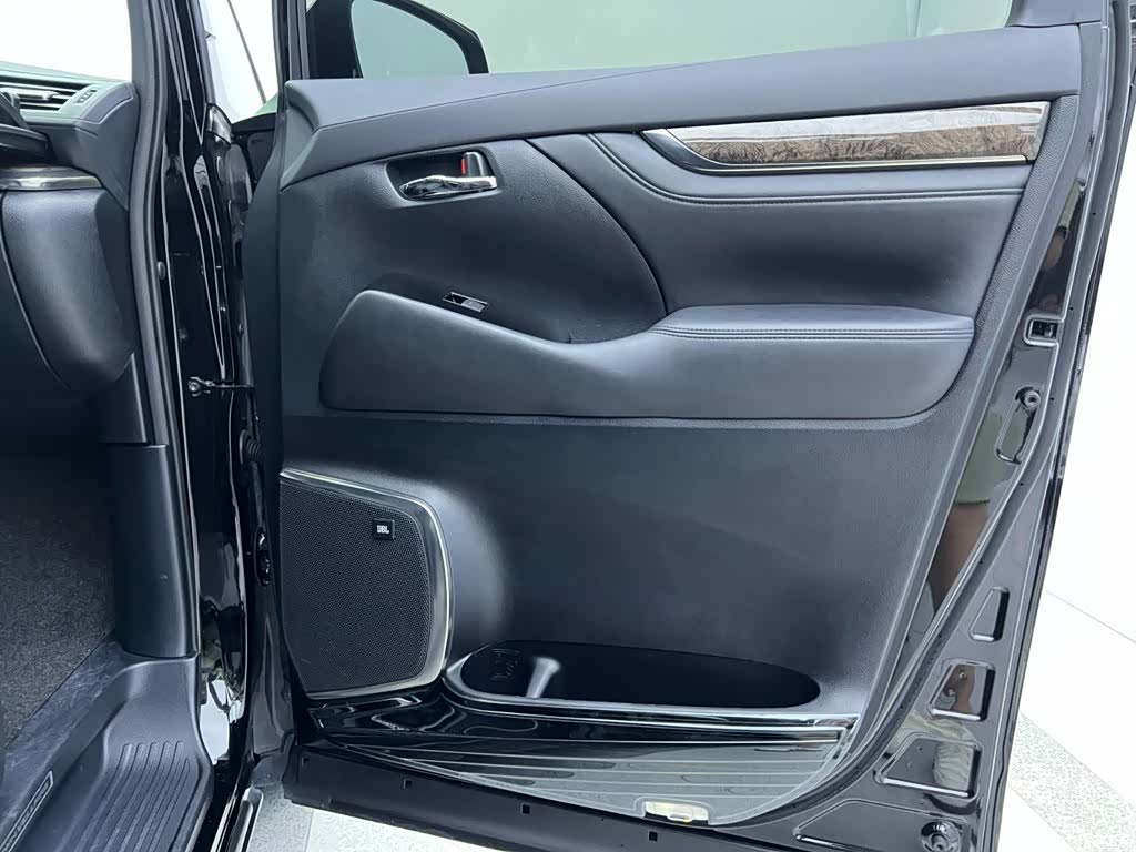 Toyota Vellfire, 2023 17