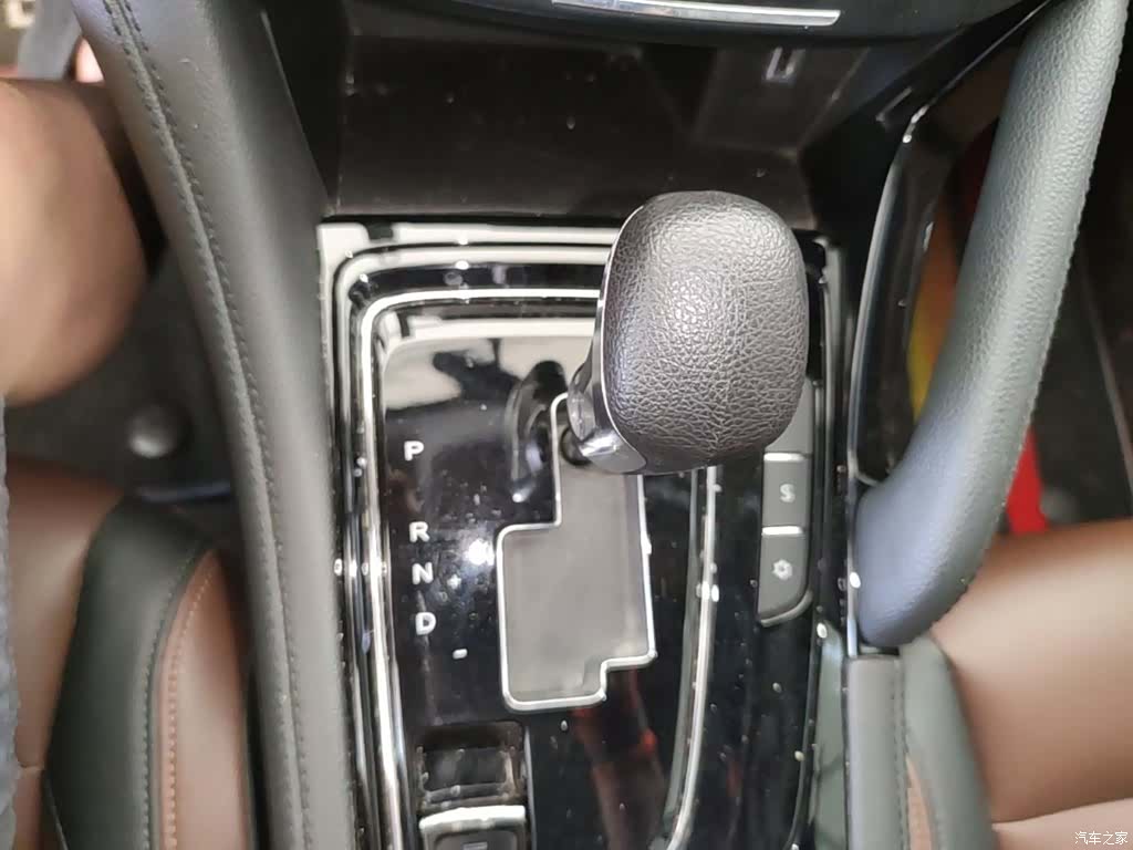 DongFeng AX7, 2018 14
