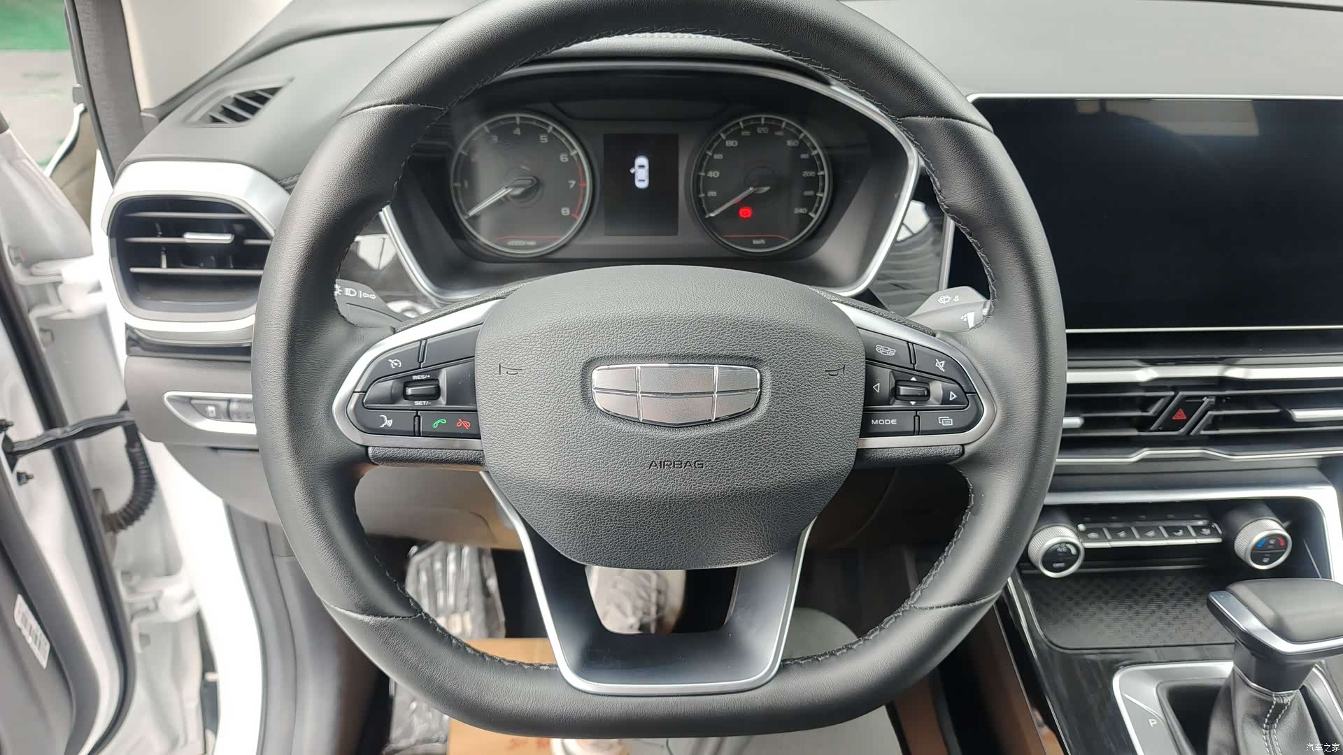 Geely Coolray, 2025 13