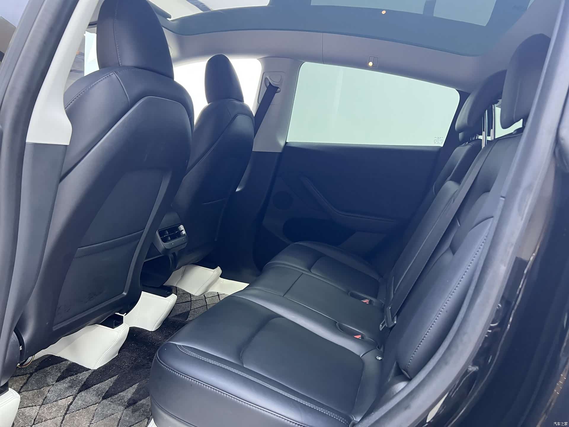 Tesla Model Y, 2023 13