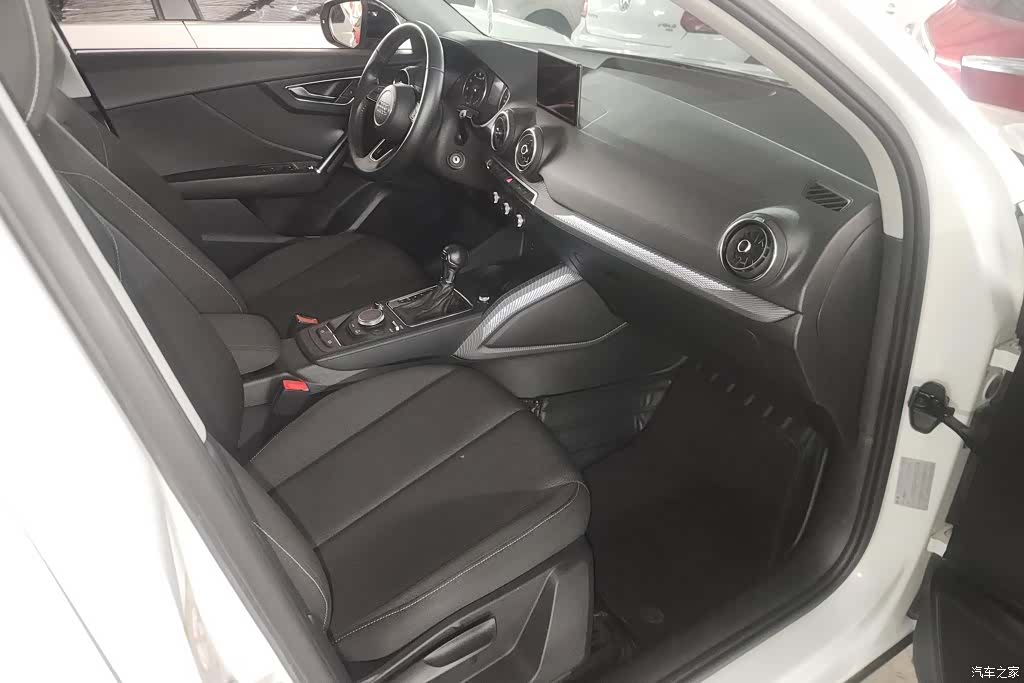Audi Q2L, 2019 8