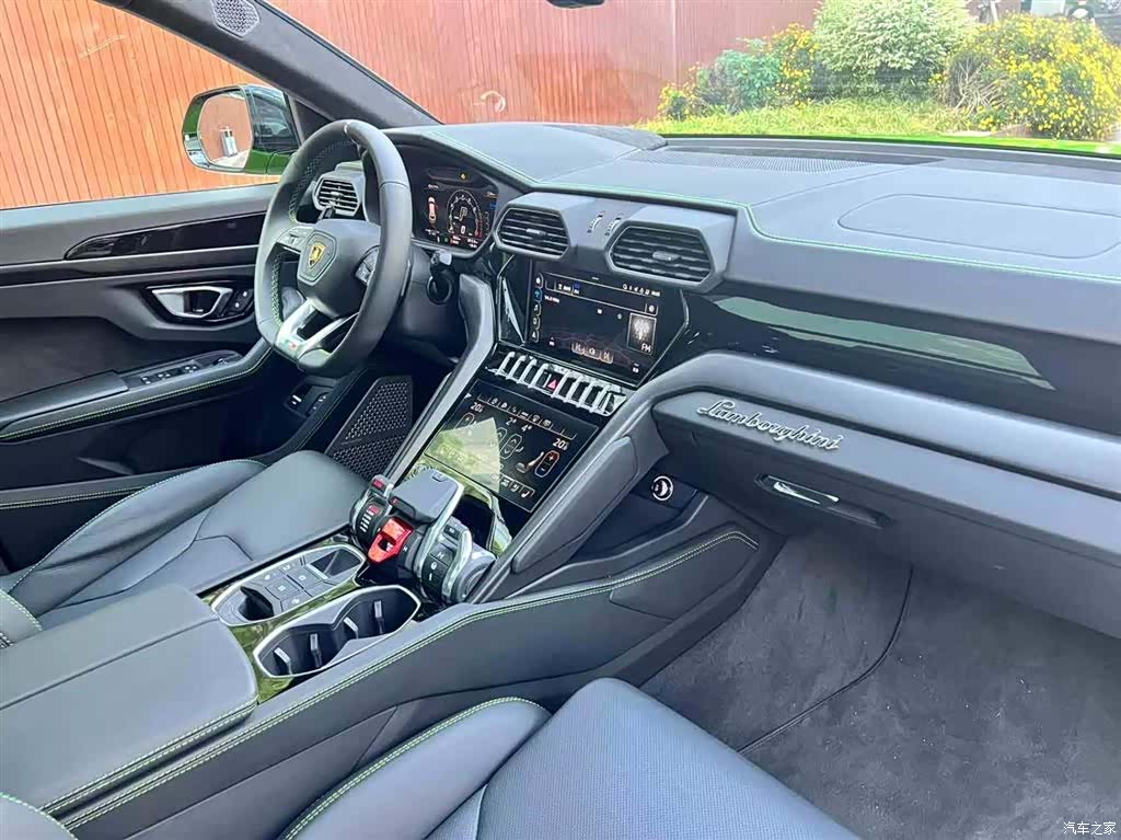 Lamborghini Urus, 2022 13